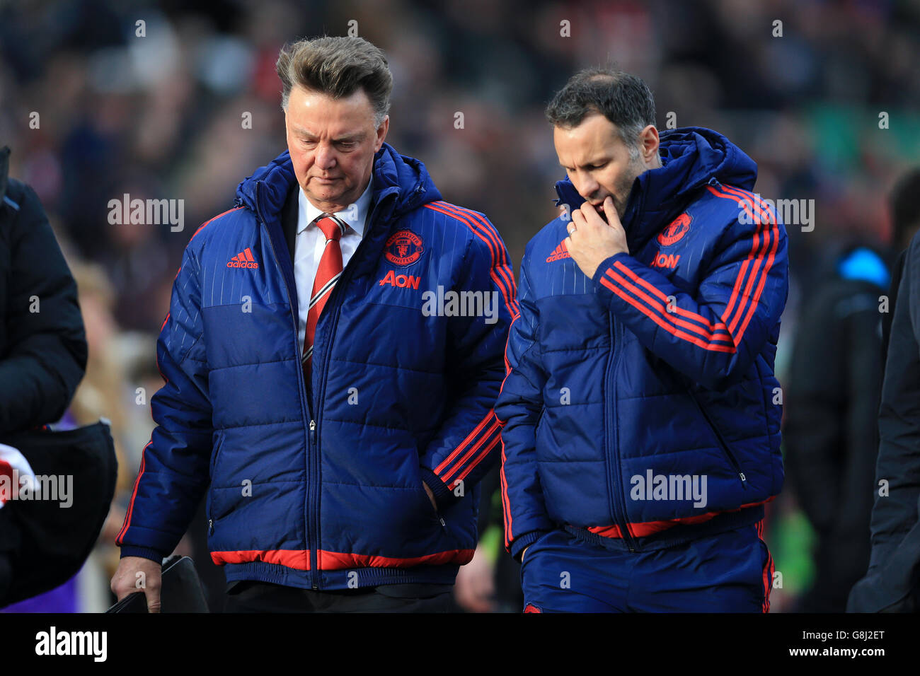 Il manager del Manchester United Louis Van Gaal parla con il suo assistente direttore Ryan Giggs Foto Stock