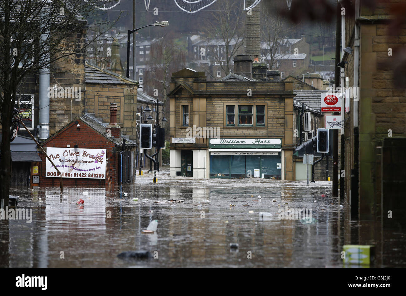 Una strada allagata a Hebden Bridge nello Yorkshire occidentale, dove le sirene alluvionali sono state suonate dopo i downpoours torrenziali. Foto Stock