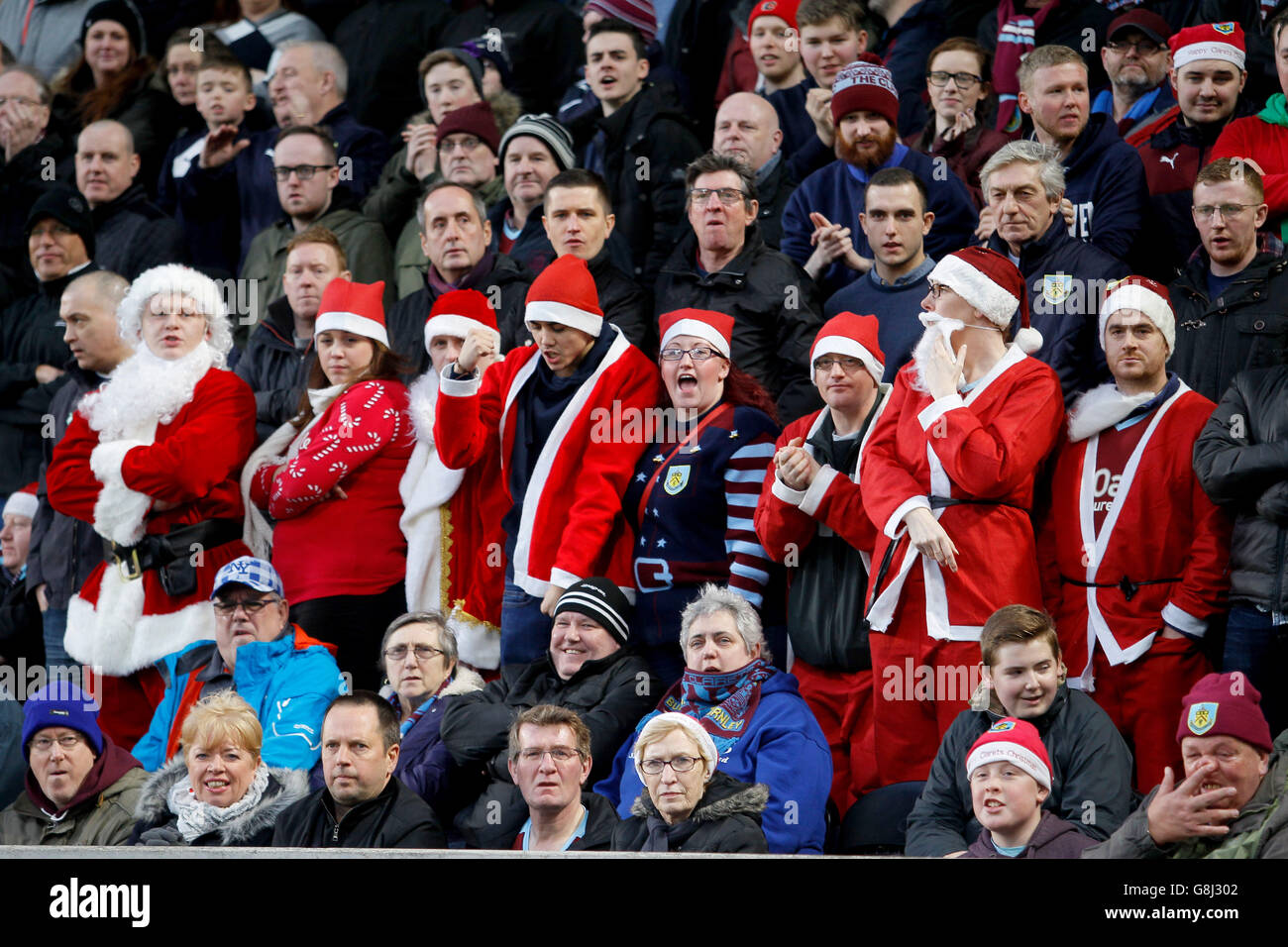 Hull City / Burnley - Campionato Sky Bet - Stadio KC. I fan di Burnley indossano abiti santa durante la partita del campionato Sky Bet al KC Stadium di Hull. Foto Stock