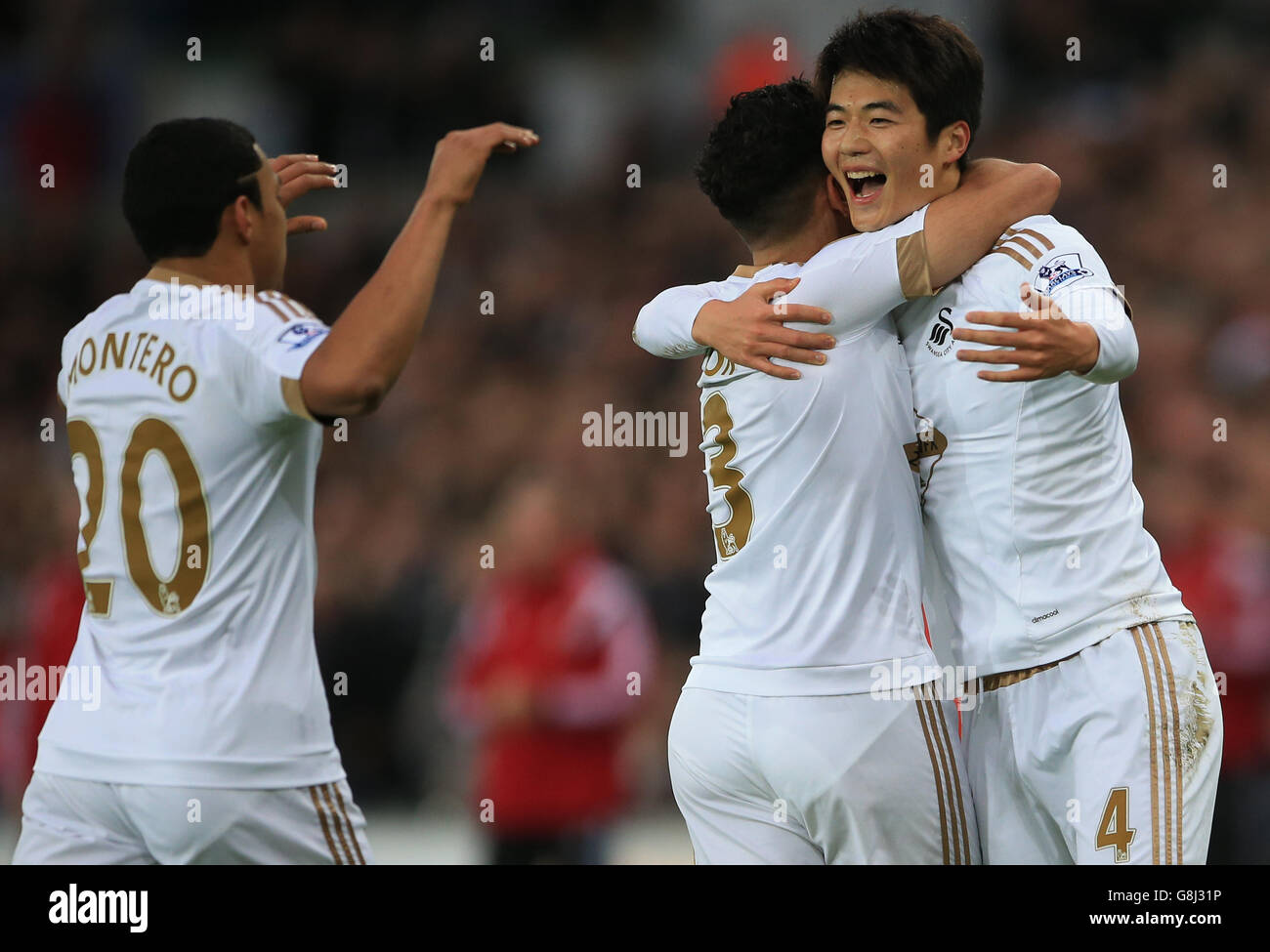 Il Ki Sung-yueng di Swansea City festeggia il gol di apertura contro West Bromwich Albion durante la partita Barclays Premier League al Liberty Stadium di Swansea. Foto Stock