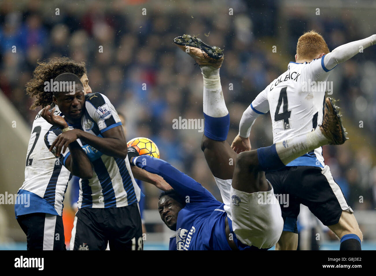 Everton's Romelu Lukaku (seconda a destra) tenta un calcio di testa dopo il Fabricio Colocini di Newcastle United (a sinistra), Chancel Mbemba (seconda a sinistra) e Jack Colback durante la partita Barclays Premier League a St James' Park, Newcastle. Foto Stock