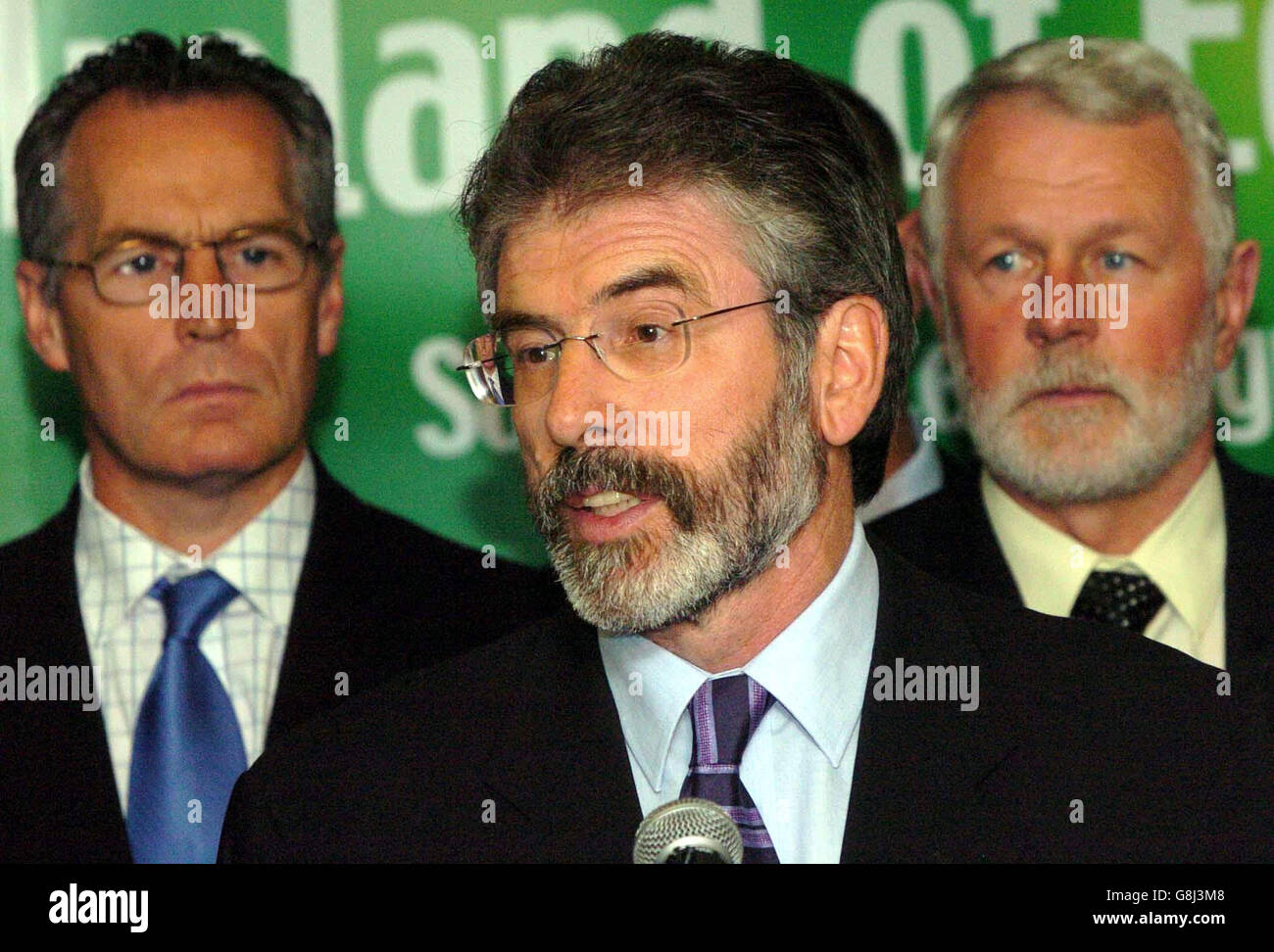 Sinn Fein leader, Gerry Adams e membri del Partito Gerry Kelly, a sinistra, e Martin Ferris, a destra, a seguito di una dichiarazione IRA che dice l'organizzazione cesserà tutte le attività future e inizierà a decommissionare le sue armi alle 1600. Foto Stock