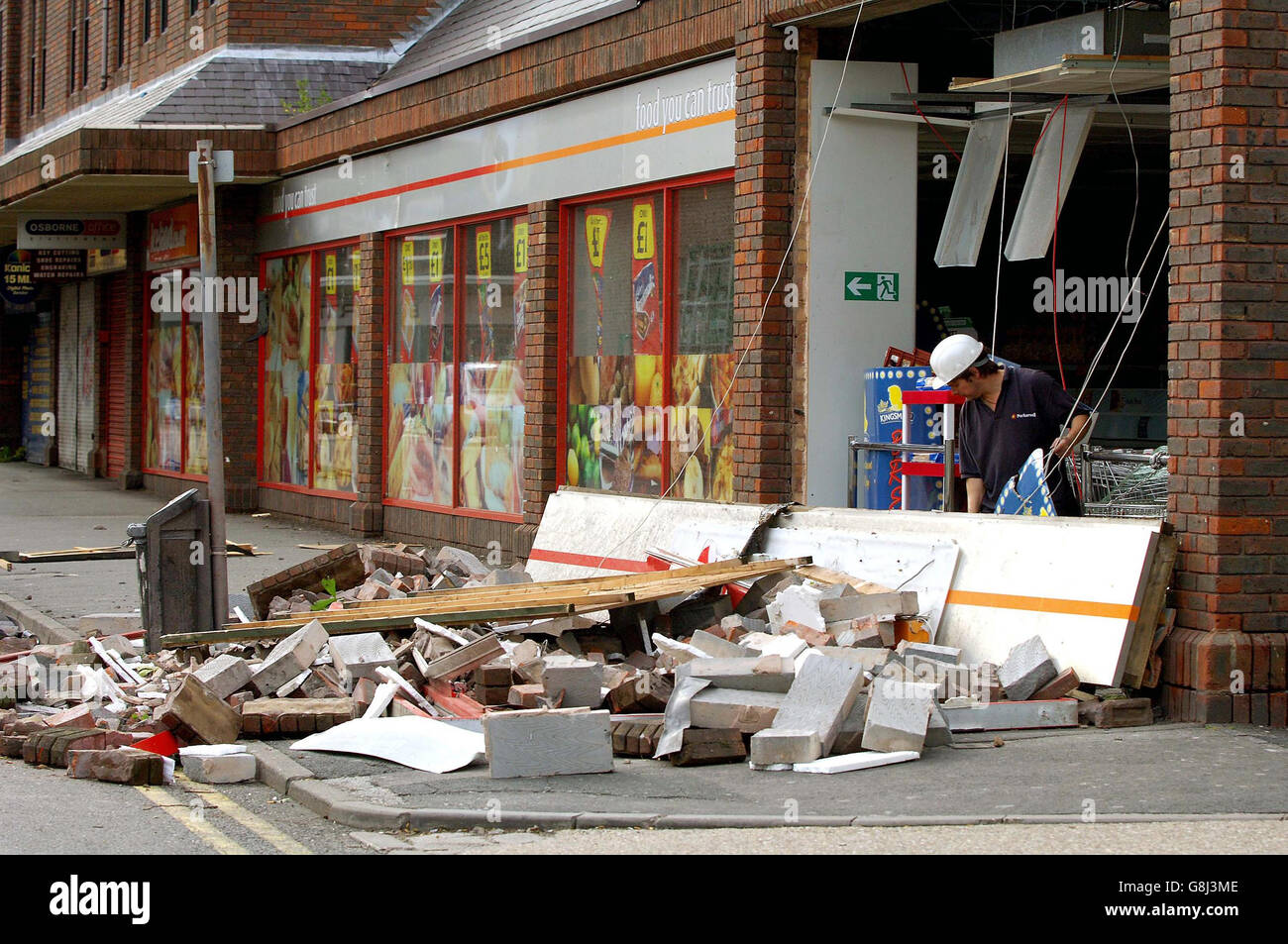 L'Iceland Store in High Street a Kings Heath, dopo che almeno otto persone sono state ferite quando un mini-tornado si è strappato attraverso parti di Birmingham oggi, sradicamento alberi e causando danni estesi agli edifici. Foto Stock