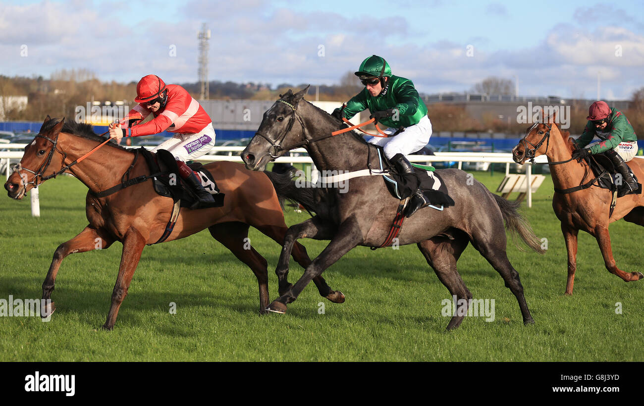 Fixe le Kap (a destra) guidato da Jeremiah McGrath salta l'ultima recinzione per vincere la Betfred Mobile Juvenile Hurdle Race davanti a Tommy Silver guidato da Sam Twiston-Davies durante il Betfred Challow Hurdle Day a Newbury Raceocurse, Newbury. Foto Stock