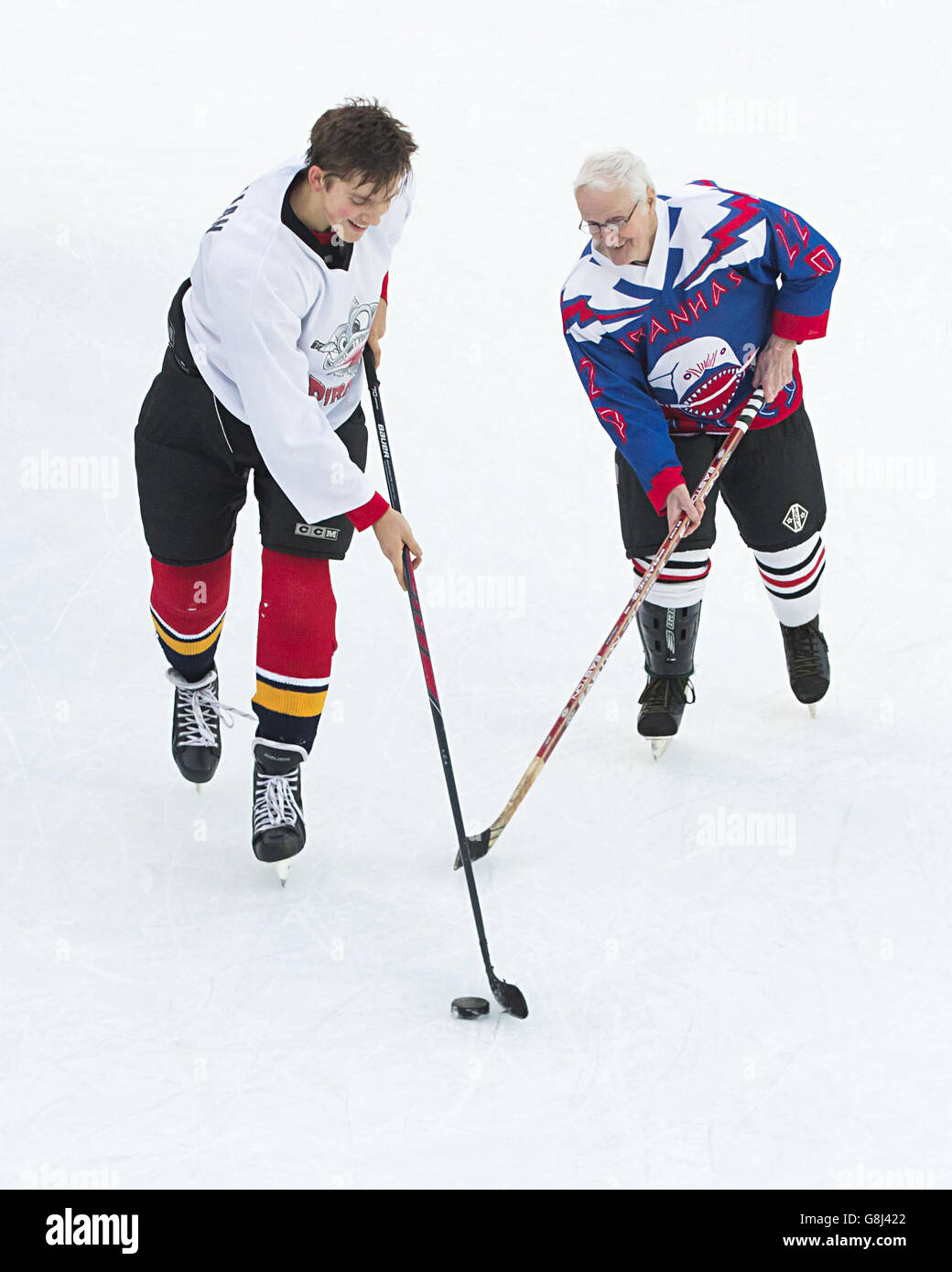 Il membro della squadra di hockey dei Piranhas, Robert Grieve (destra), 86, e il giocatore ospite Rory McMillan, 20, durante una fotocellula per attrarre nuovi giocatori nella squadra di Glasgow su ghiaccio a George Square, Glasgow. Foto Stock
