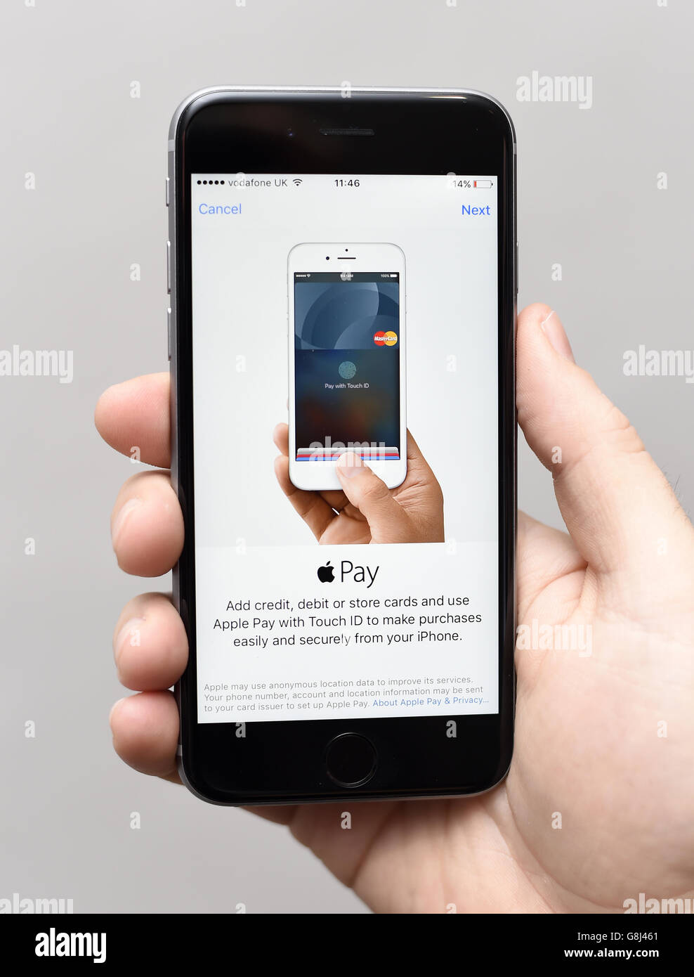 Apple paga sull'iPhone per il pagamento utilizzando il terminale POS.  Concetto di pagamento senza contatto, aprile 2021, Praga, Repubblica Ceca  Foto stock - Alamy