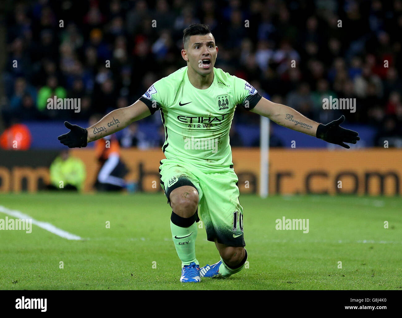 Leicester City / Manchester City - Barclays Premier League - King Power Stadium. Sergio Aguero di Manchester City fa appello al uomo di linea Foto Stock