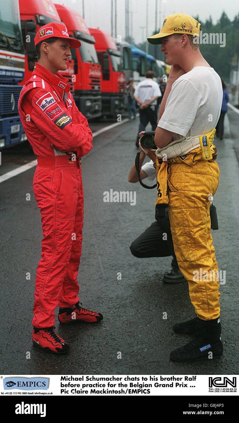 Michael Schumacher parla con il fratello Ralf e Jos Verstappen I piloti  sfilano prima del Gran Premio del Brasile Foto stock - Alamy