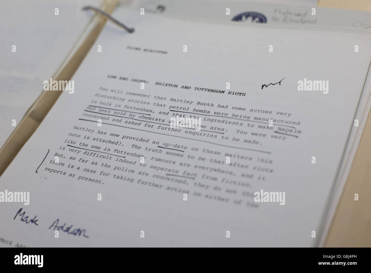 Un membro del personale dell'Archivio Nazionale di Kew che tiene la corrispondenza dell'Ufficio di Casa per quanto riguarda i disordini di Brixton e Tottenham nel 1985. La polizia temeva che i dimostranti potessero cercare di acquisire il napalm dopo i disordini della Broadwater Farm del 1985 per essere utilizzati in ulteriori disordini, secondo i nuovi archivi ufficiali. 22/12/15 Foto Stock