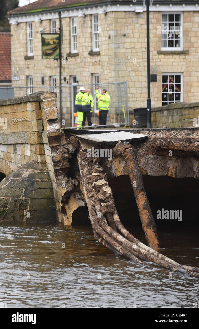 Il ponte di Tadcaster, nello Yorkshire settentrionale, che è crollato dopo le recenti inondazioni, mentre Storm Frank inizia a battere il Regno Unito sulla strada verso le aree colpite dalle inondazioni. Foto Stock