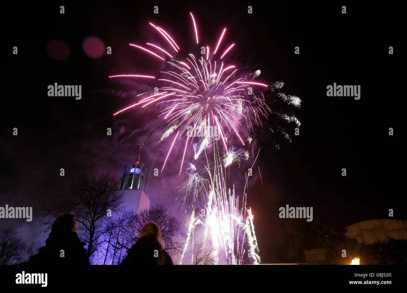 Fuochi d'artificio al Newcastle Civic Center durante il carnevale invernale a Newcastle per celebrare il nuovo anno. Foto Stock