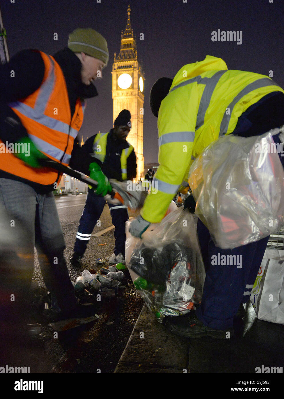 La pulizia inizia nel centro di Londra dopo i fuochi d'artificio per la celebrazione di Capodanno. Foto Stock