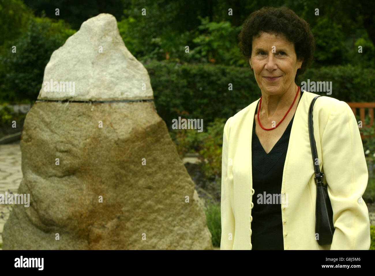 Angela Woodruff, la cui madre, madre di 81 anni Kathleen Grundy, è stata assassinata dal dottor Harold Shipman nel giugno 1998 nel nuovo Giardino della tranquillità per commemorare coloro che sono morti per mano dell'omicida di massa. Foto Stock