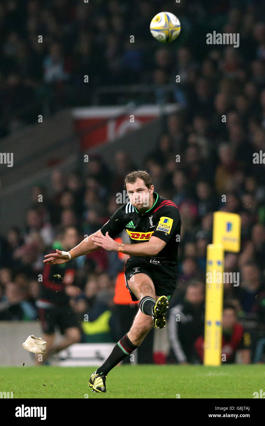 Harlequins / Gloucester Rugby - Aviva Premiership - Stadio di Twickenham. Nick Evans di Harlequins calcia in porta Foto Stock