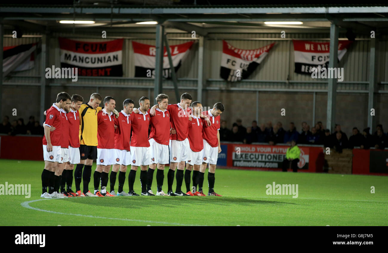 I giocatori del FC United of Manchester si levano in piedi per un minuto di silenzio prima del calcio d'inizio in commemorazione della gente che è morta nell'attacco terroristico di Parigi Foto Stock