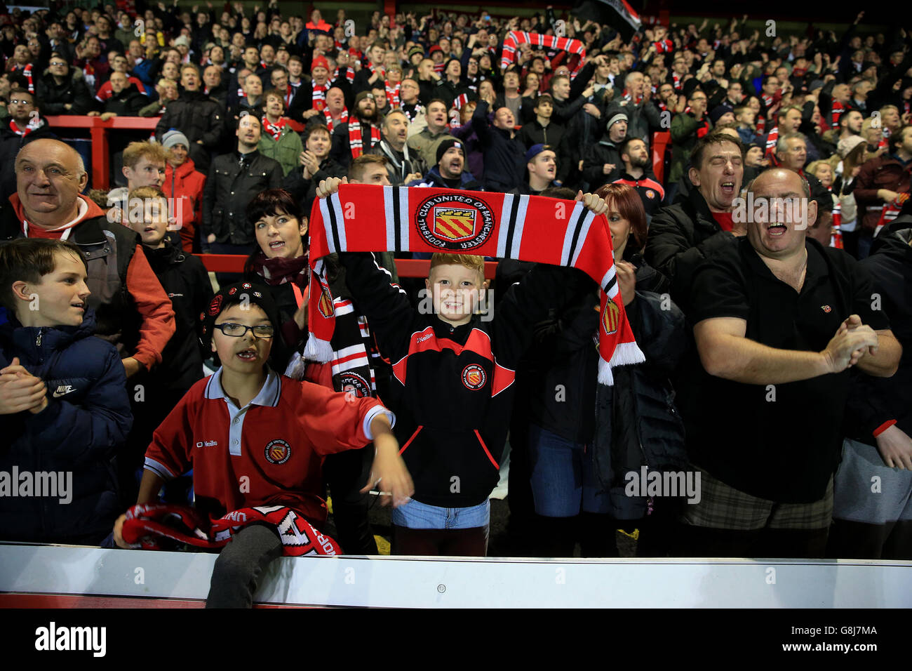 Calcio - Emirates fa Cup - primo turno - FC United of Manchester / Chesterfield - Broadhurst Park. Una visione generale del FC United dei tifosi di Manchester negli stand Foto Stock