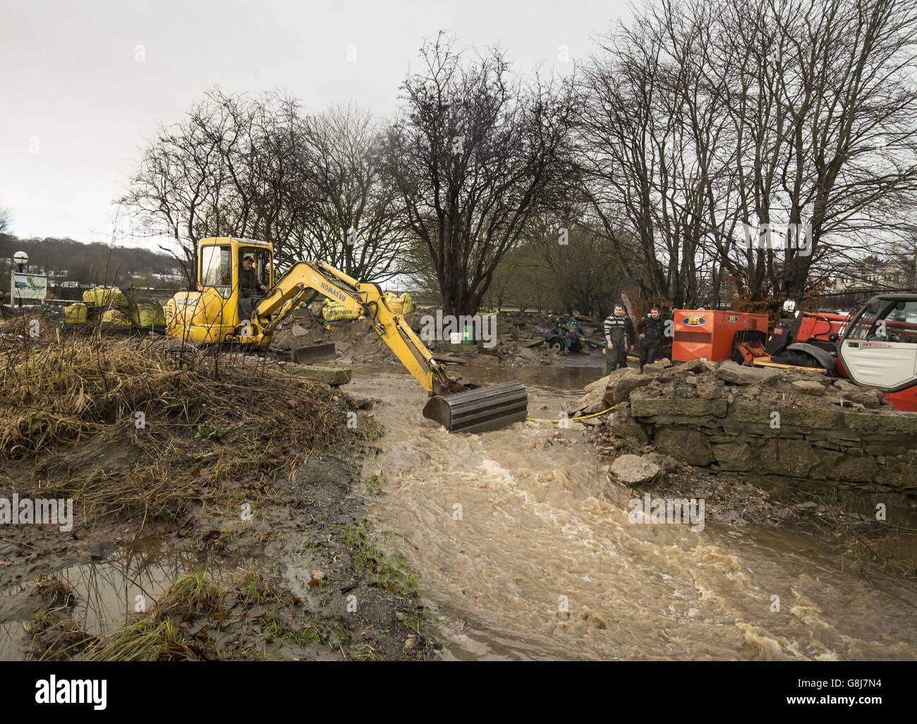 Un digger rilascia acque alluvionali a Port Elphinstone, vicino ad Aberdeen, dopo che il fiume Don è salito a livelli record e ha fatto scoppiare le sue rive in mezzo alla pioggia continua pesante. Foto Stock