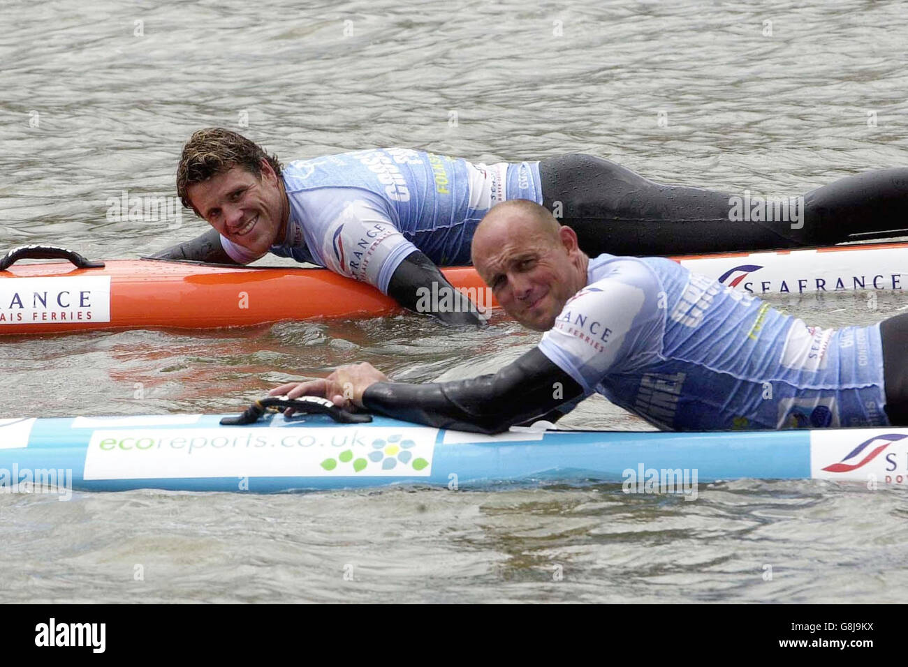 Canale Paddleboard Crossing Foto Stock