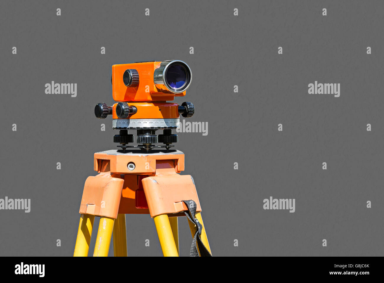 Teodolite su un treppiede per la rilevazione su un sito in costruzione Foto Stock