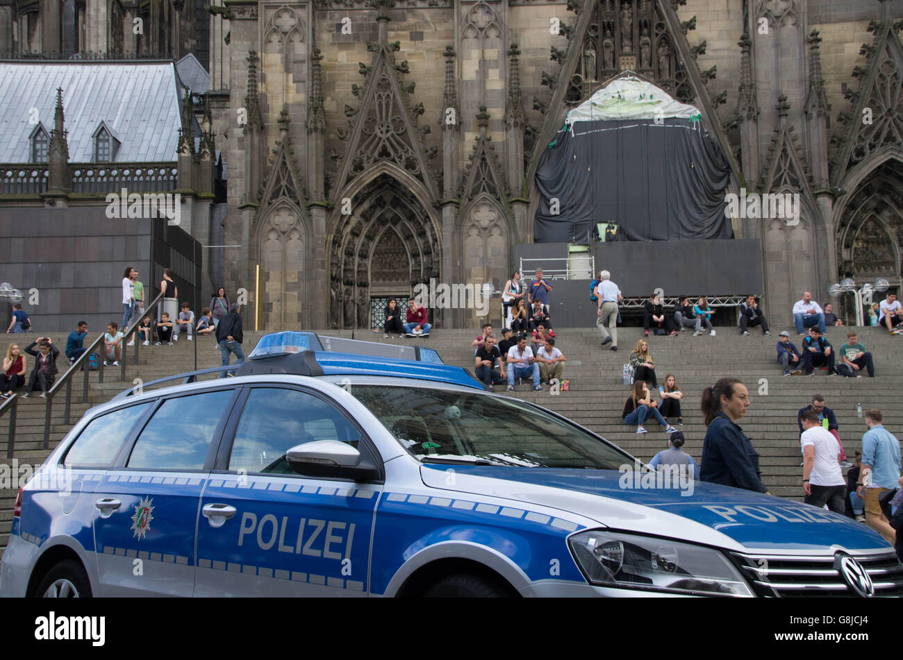 Colonia, Germania - 11 Giugno 2016: pattuglia di polizia di fronte alla cattedrale di Colonia. Foto Stock