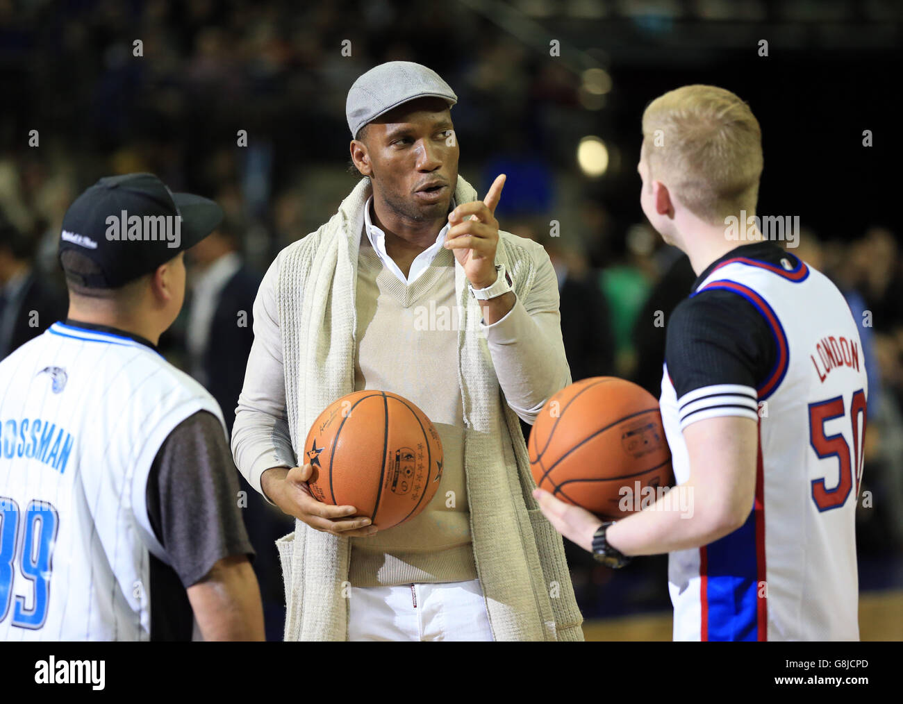 L'ex giocatore di Chelsea Didier Drogba partecipa a metà tempo durante la partita dei giochi globali dell'NBA alla O2 Arena di Londra. Foto Stock