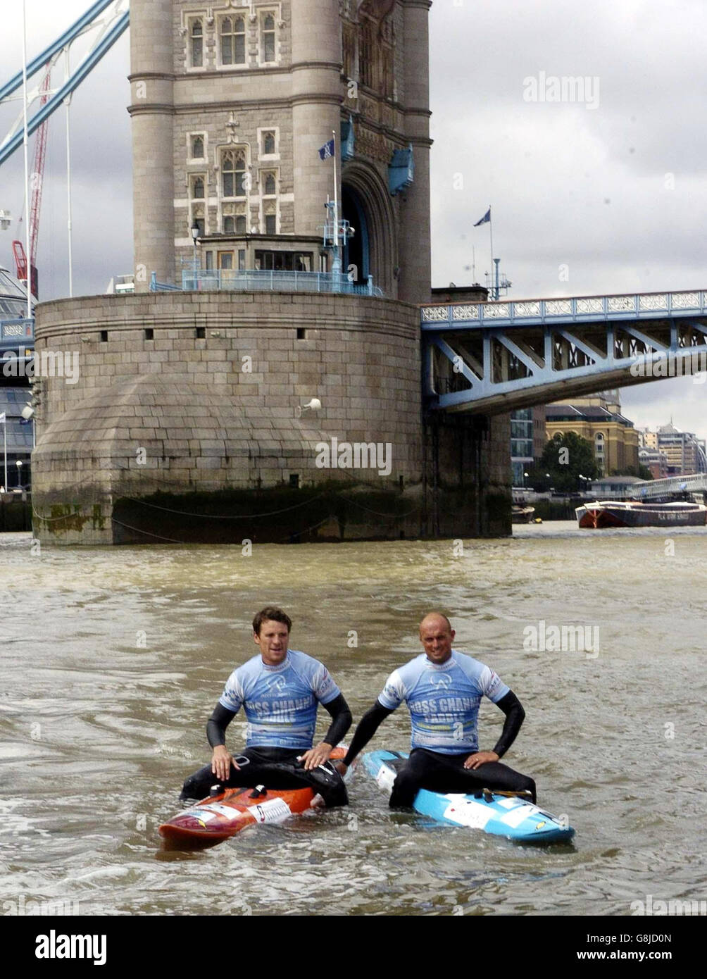 Il vogatore olimpico James Cracknell (a sinistra) e l'allenatore di surf Pete Craske si allenano sul Tamigi, prima di lanciare il loro tentativo di rompere il record per una traversata in paddleboard canale. La coppia lascerà Folkestone con i paddleboard il 5 settembre, sperando di raggiungere Cap Graz Nez in meno di 6h 52m, il record precedente fissato nel 1996. Foto Stock