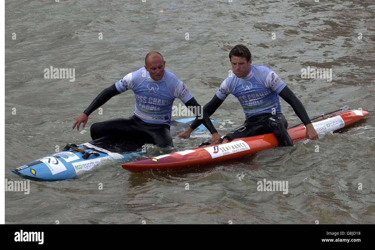 Il vogatore olimpico James Cracknell e l'allenatore di surf Pete Craske, partirono, si esercitarono sul Tamigi prima di lanciare il loro tentativo sul record cross-channel. La coppia lascerà Folkestone con i paddleboard il 5 settembre, sperando di raggiungere Cap Graz Nez in meno di 6h 52m, il record precedente fissato nel 1996. Foto Stock