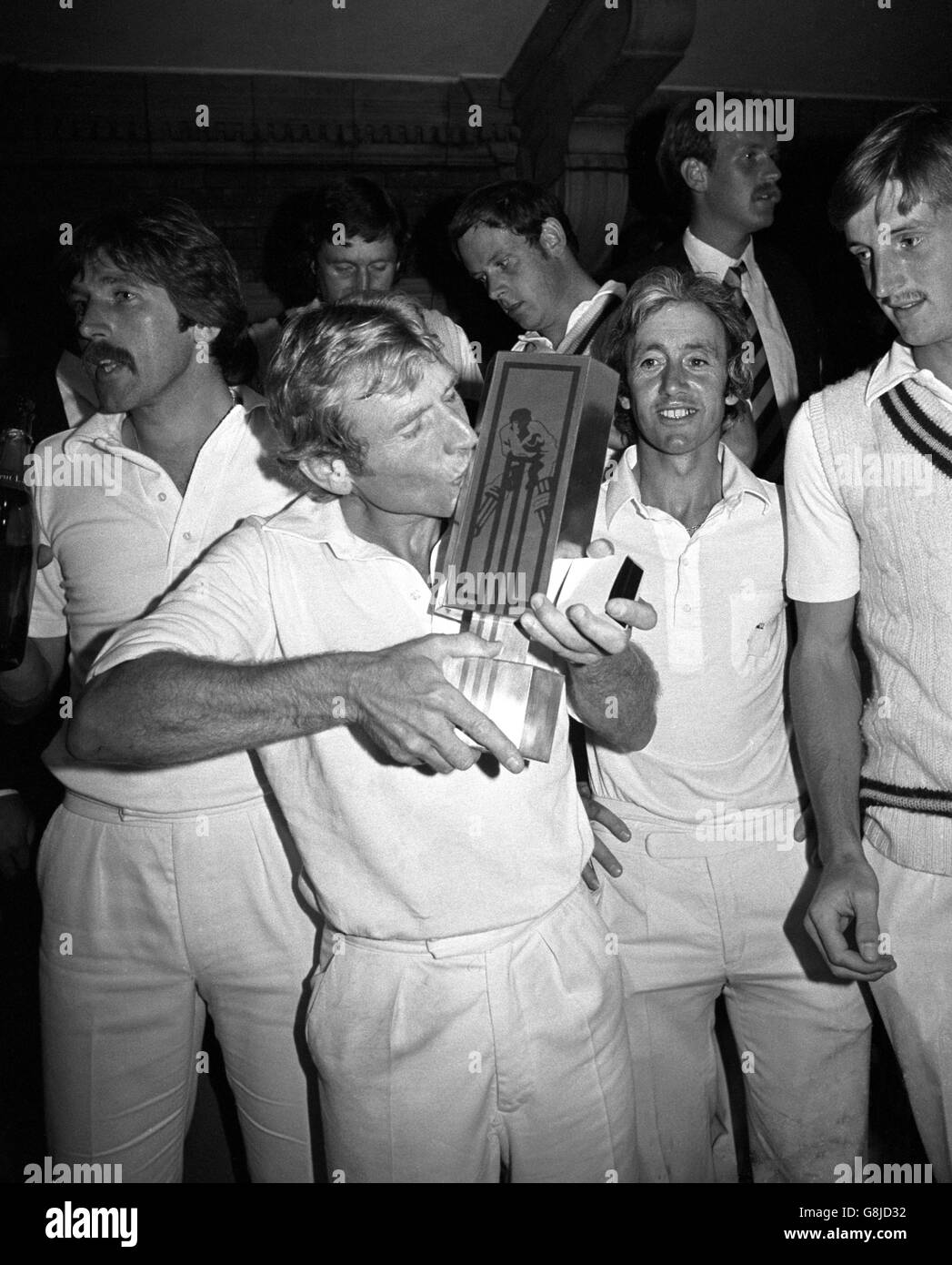 I giubilanti giocatori del Derbyshire si uniscono al capitano Barry Wood (ARM Raised) per mostrare il trofeo Natwest Bank ai loro sostenitori al Lord's Cricket Ground. Foto Stock