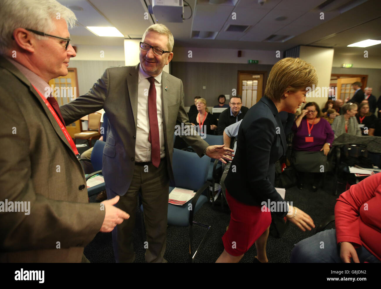 Scozia Primo Ministro Nicola Storione con Pat Rafferty, unite la Scottish Segretario(L) e unire il Segretario Generale Len McCluskey dopo aver parlato a unire la Scozia Conferenza politica 2016 presso il Golden Jubilee Hotel, Clydebank, Glasgow. Foto Stock