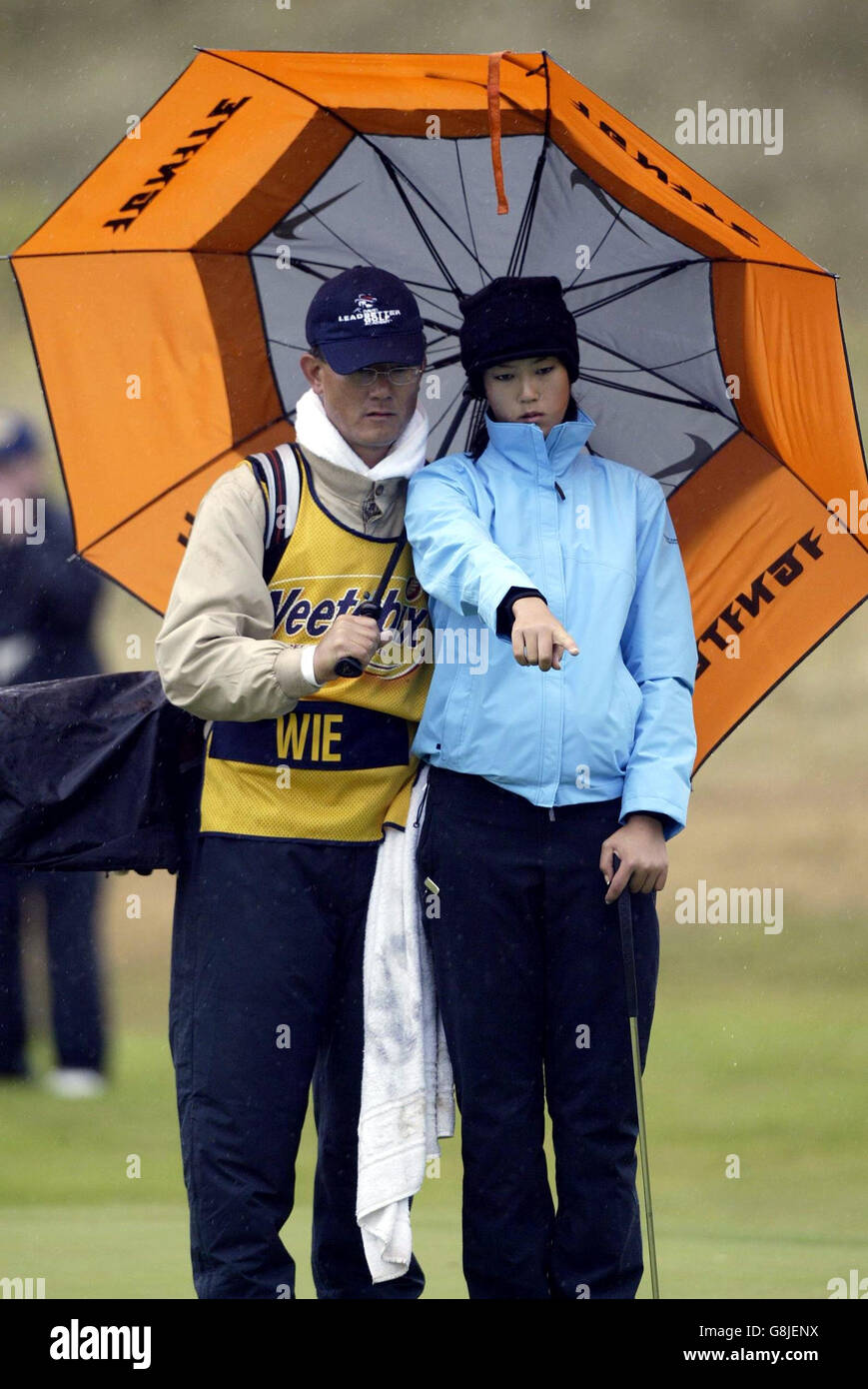 Golf - Donna British Open 2005 - Royal Birkdale. USA Michelle Wie parla con suo padre e caddie BJ sul 7 ° verde. Foto Stock