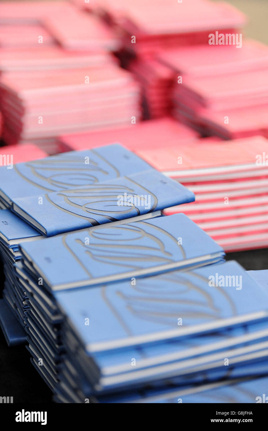 Kempton Park Races - William Hill Winter Festival - giorno uno. Regali William Hill pronti per essere consegnati a Racegoers Foto Stock