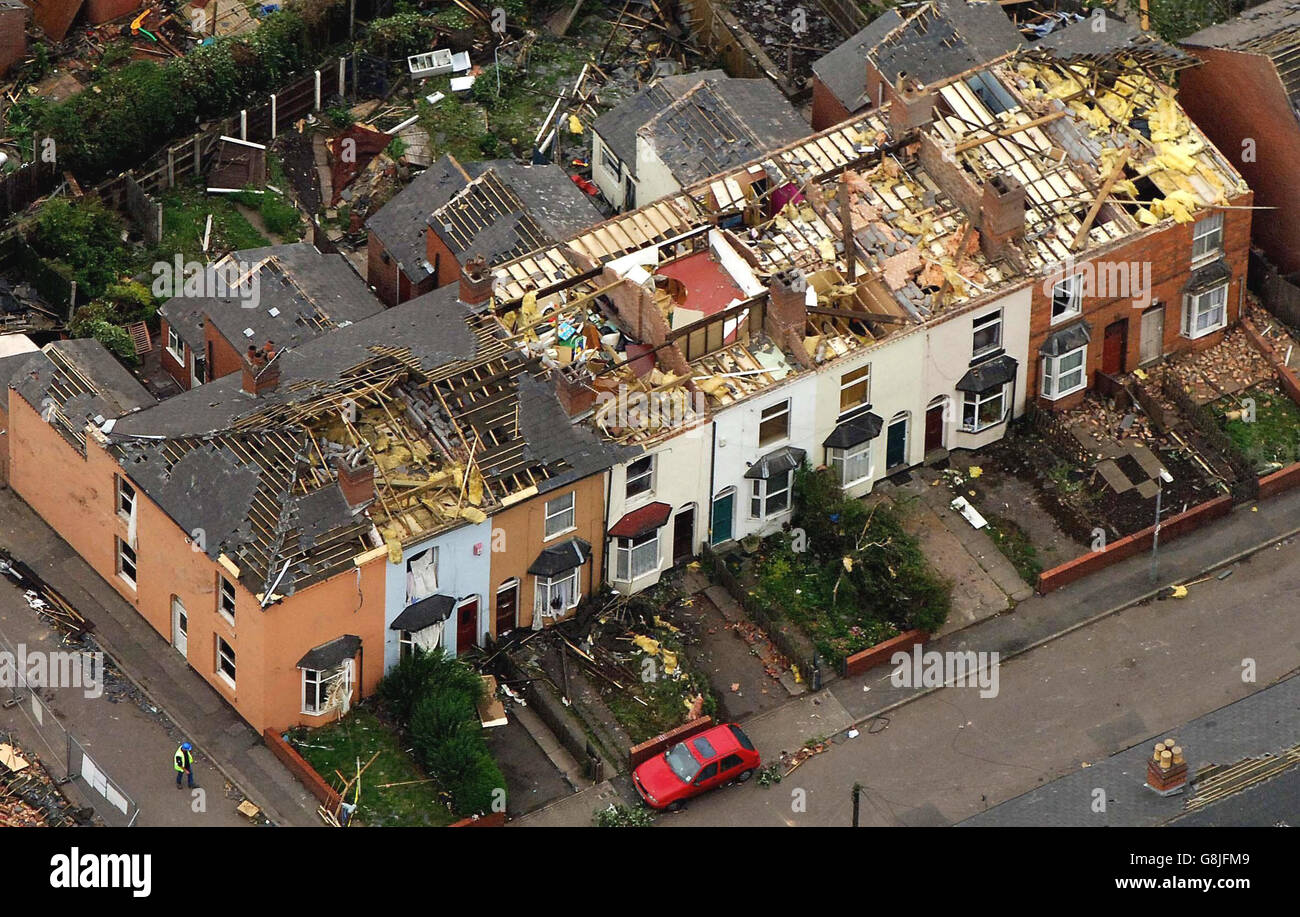 La scena dall'aria di Alder Street, Sparkbrook, dopo un tornado colpito ieri causando danni diffusi alla zona. Squadre di binmen sono stati fuori per le strade di Birmingham questa mattina, eliminando i detriti con le loro pale dopo il twister ieri. Foto Stock