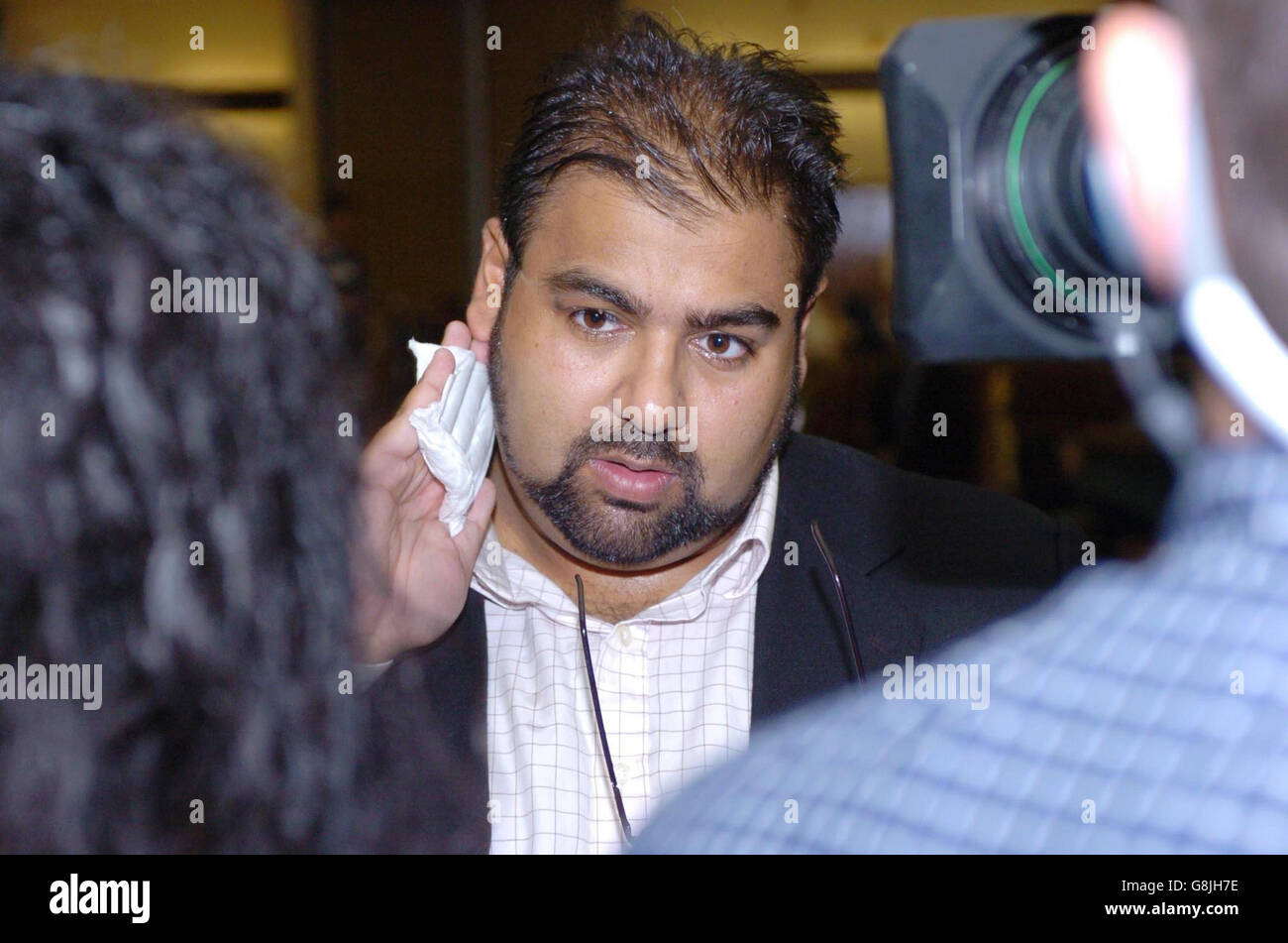 Il Dr. Imran Waheed è intervistato all'interno del Royal National Hotel, prima di parlare al partito politico islamico radicale Hizb ut-Tahrir incontro di emergenza nazionale. Più di mille musulmani hanno partecipato all'evento dal titolo "fare la pace contro Bush e la politica estera di Blair non è terrorismo”, in cui i delegati sono stati invitati oggi a continuare a parlare contro la politica estera britannica dopo gli attentati di Londra. Foto Stock