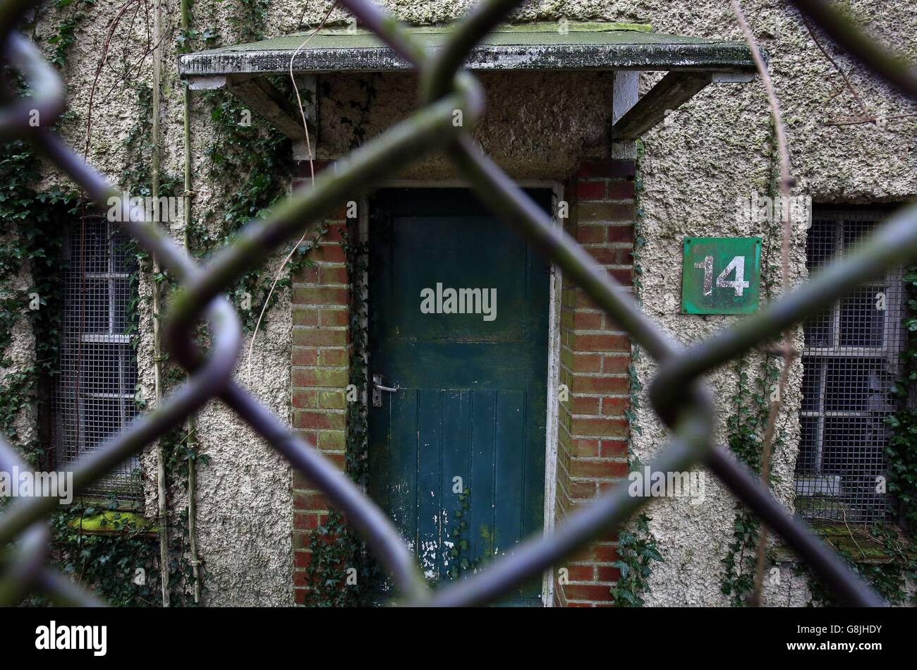 Una visione di un edificio in disuso sulla ex caserma Connaught a dover, Kent, che deve essere utilizzato insieme ad altri quattro siti per un programma pilota governativo, mentre il primo ministro David Cameron annuncia un piano per commissionare direttamente più di 10,000 nuove case su terreni pubblici. Foto Stock