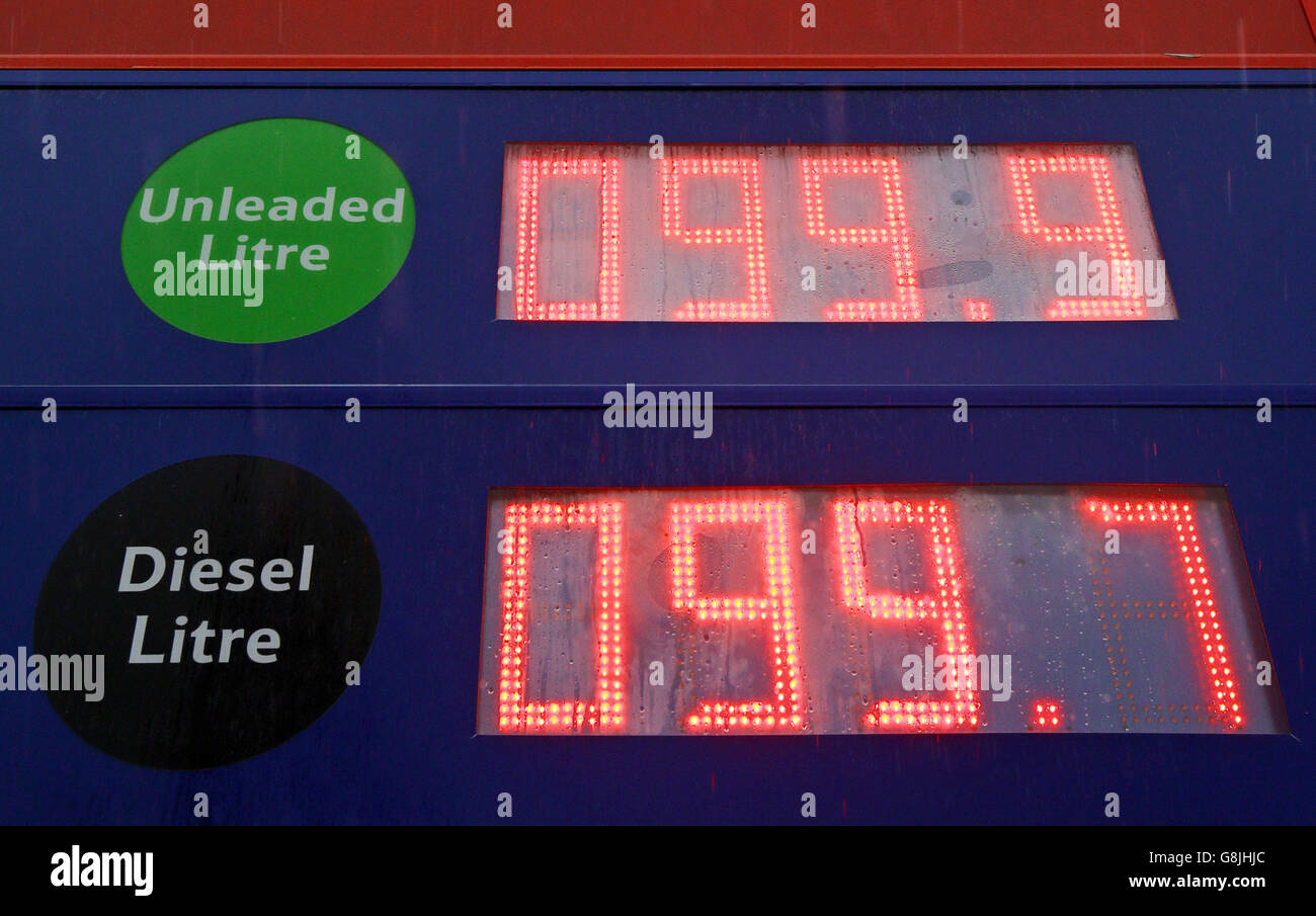 Una visione dei prezzi della benzina e del diesel ad un Tesco ad Ashford, Kent, come i driver possono ora riempire in su sul diesel per meno di £1 al litro dopo che i giganti del supermercato hanno tagliato i prezzi da oggi. Foto Stock