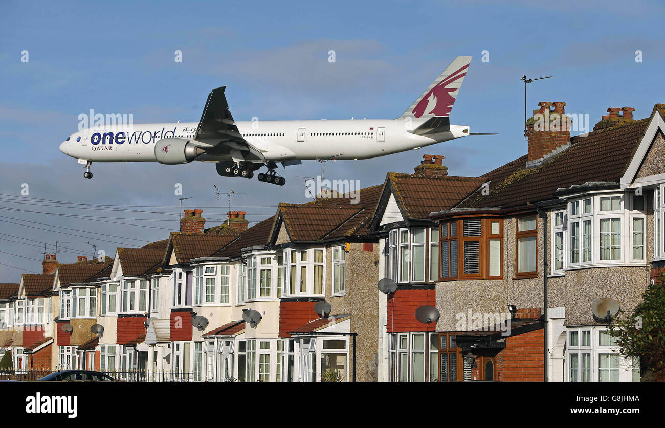 Un aereo Qatar Airways Boeing 777-3DZ (ER) atterra su case in Myrtle Avenue vicino all'aeroporto di Heathrow, a ovest di Londra. Foto Stock