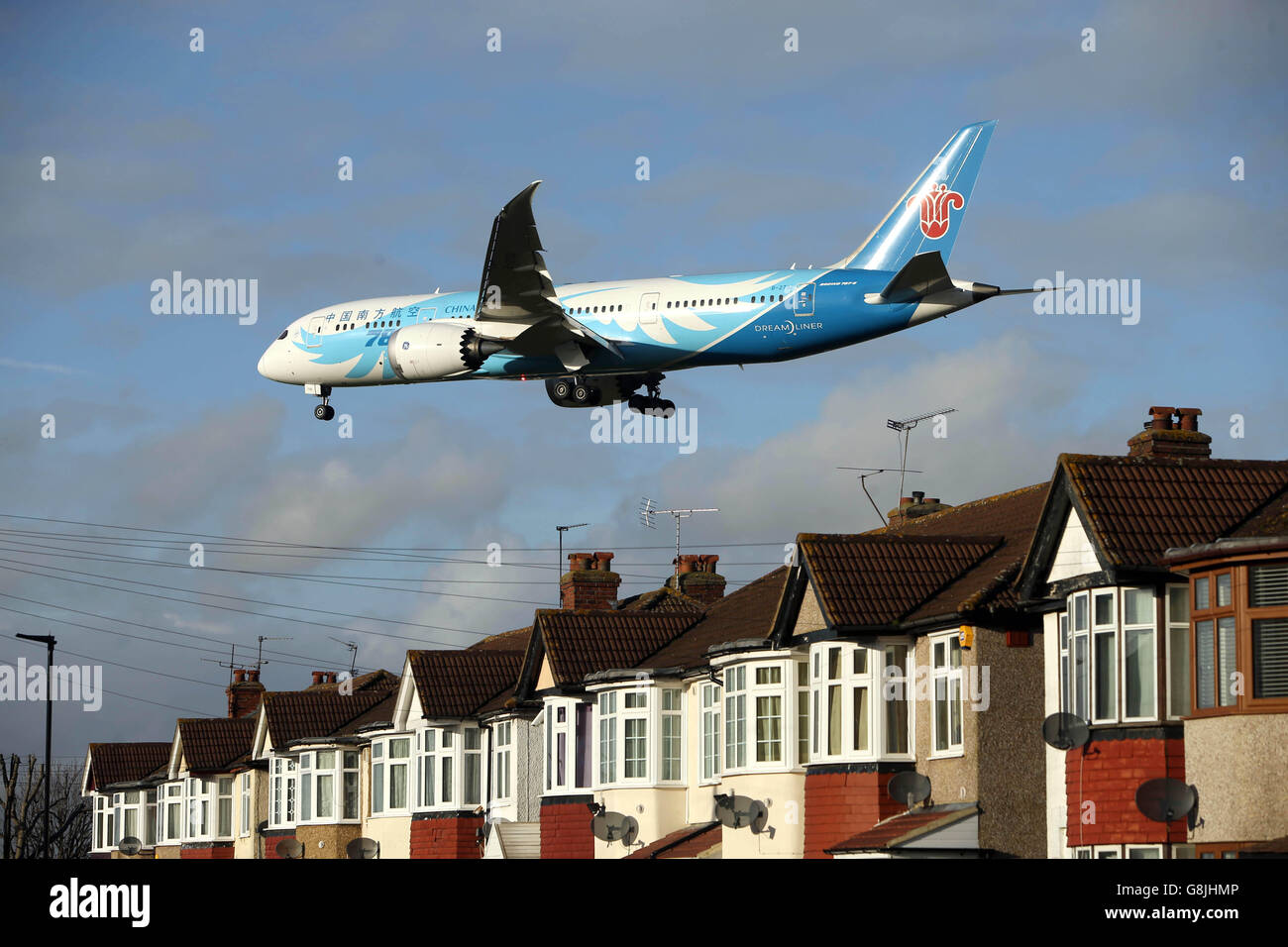 Un aereo della China Southern Airlines Boeing 787-8 Dreamliner atterra su case in Myrtle Avenue vicino all'aeroporto di Heathrow, a ovest di Londra. Foto Stock