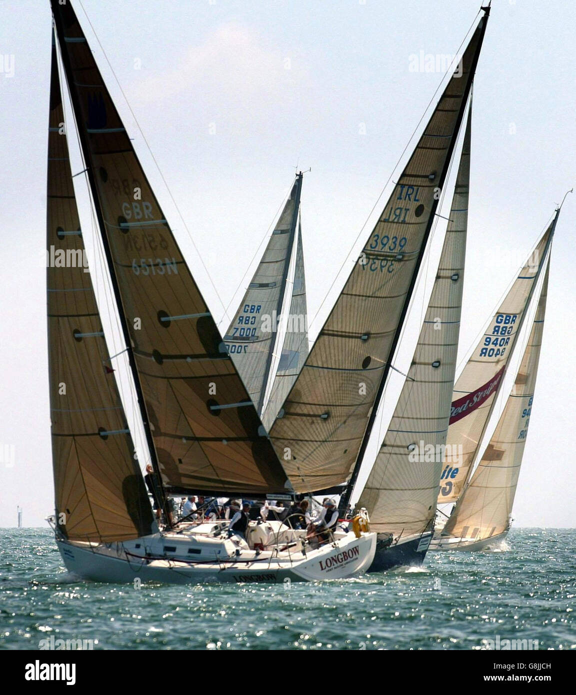 Gli yacht di classe 1 e 2 si snodano nel Solent orientale di Alverstoke, Hampshire, durante le corse nella regata annuale della settimana dei Cowes, la più grande regata velica del mondo. Foto Stock