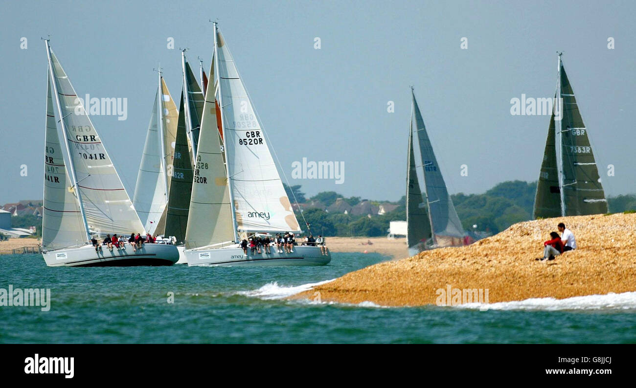 Gli yacht di classe tre si allontanano dalla spiaggia nel Solent orientale di Alverstoke, Hampshire, durante le corse nella regata annuale della settimana dei Cowes, la più grande regata velica del mondo. Foto Stock