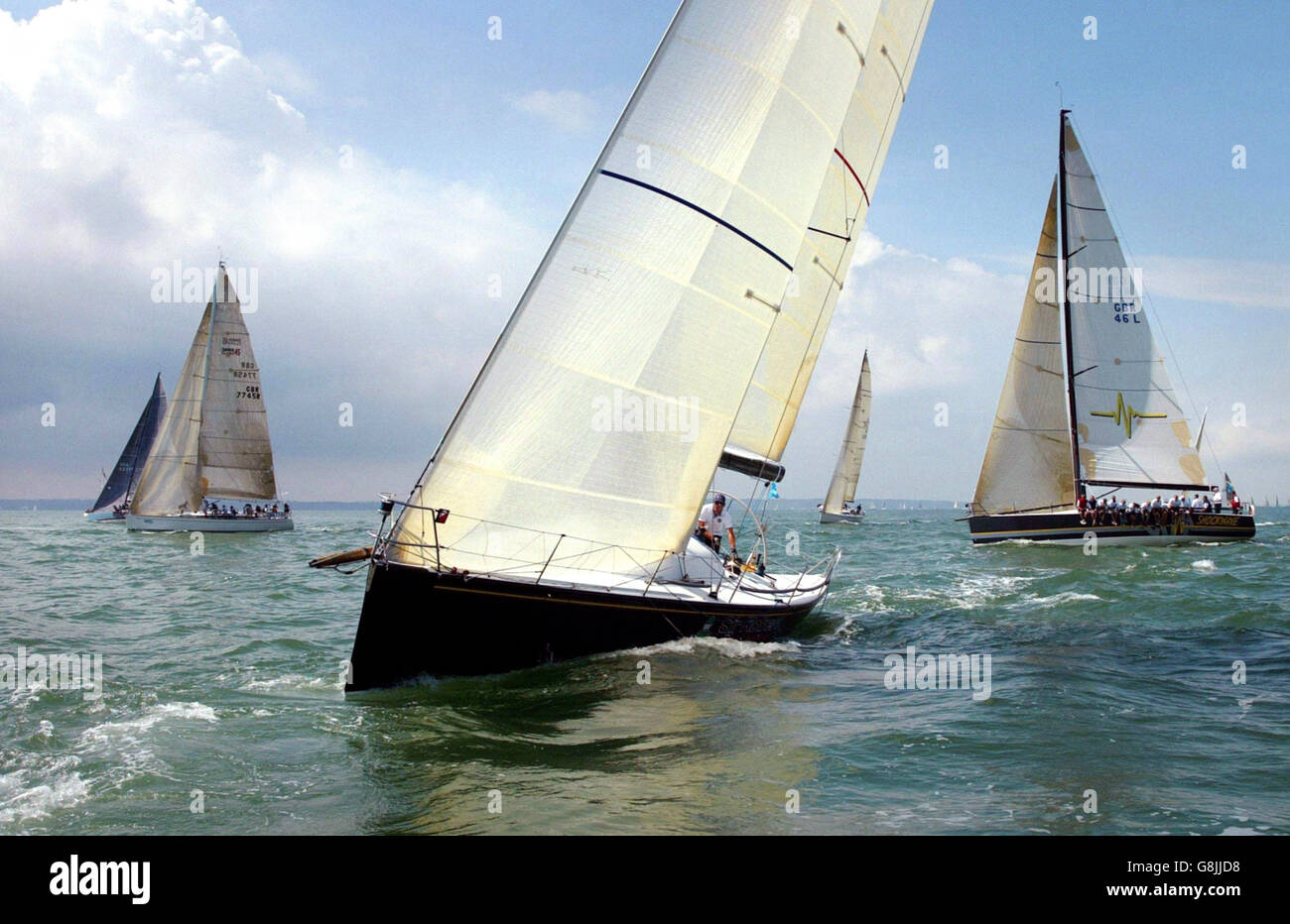 Warewolf si dirige verso l'alto nella flotta di classe uno nel Solent orientale fuori Alverstoke, Hampshire, durante le corse nella regata annuale della settimana dei Cowes - la più grande regata di vela nel mondo. Foto Stock