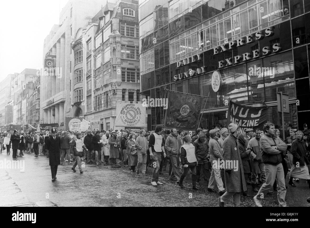 I membri dell'Unione marciano in Fleet Street verso lo stabilimento di News International a Wapping, dopo un raduno in Trafalgar Square a sostegno dei lavoratori della stampa saccheggiati nella disputa con Rupert Murdoch. Foto Stock