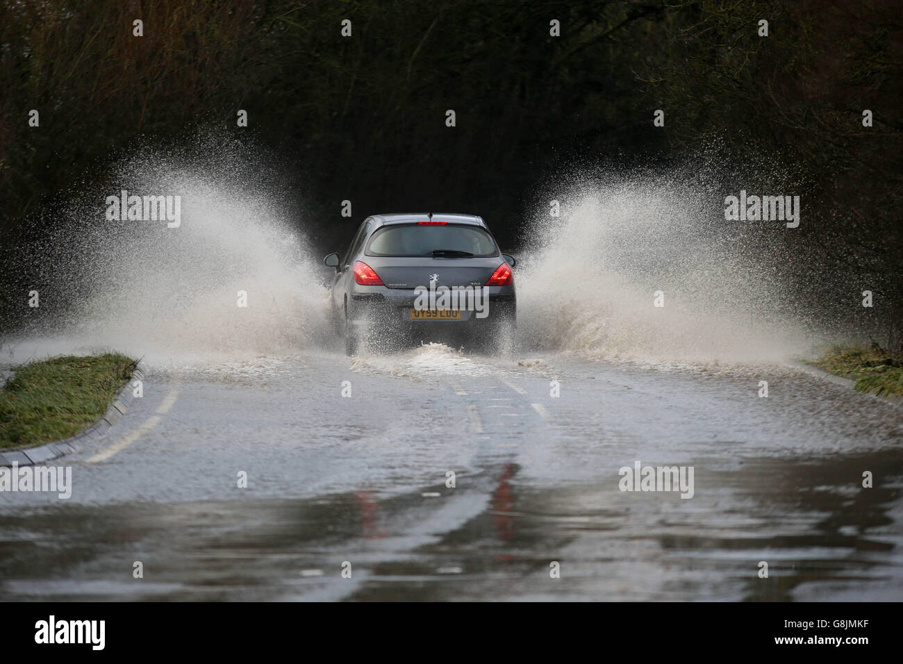 Una strada allagata vicino a East Challow, West Oxfordshire dopo forti precipitazioni. Foto Stock