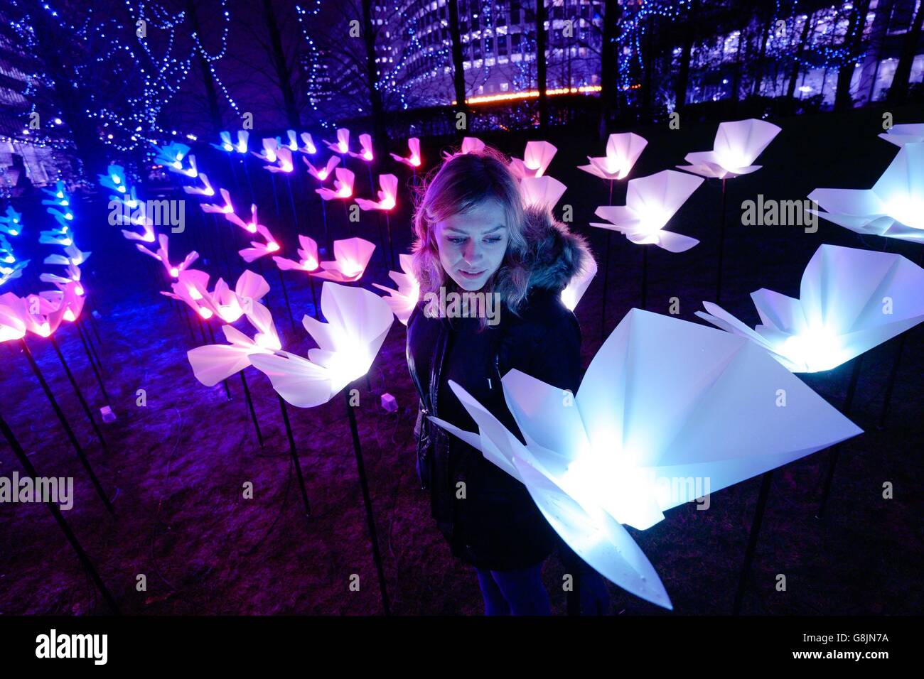 Hannah Warmington si affaccia sul Wings of Freedom di Ether & Hemera mentre illumina il Jubilee Park a Canary Wharf, Londra, come parte del Winter Lights Festival 2016, che apre gratuitamente al pubblico oggi e si svolge fino al 22 gennaio. Foto Stock