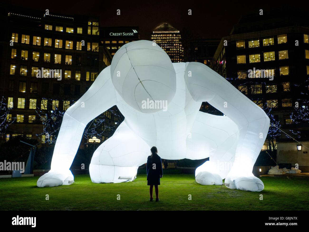 USO EDITORIALE SOLO Ava, 8, da Tower Hamlets guarda Fantastic Planet di Amanda Parer come illumina Westferry Garden a Canary Wharf, Londra, come parte del Winter Lights Festival 2016, che si apre gratuitamente al pubblico oggi e funziona fino al 22 gennaio. Foto Stock