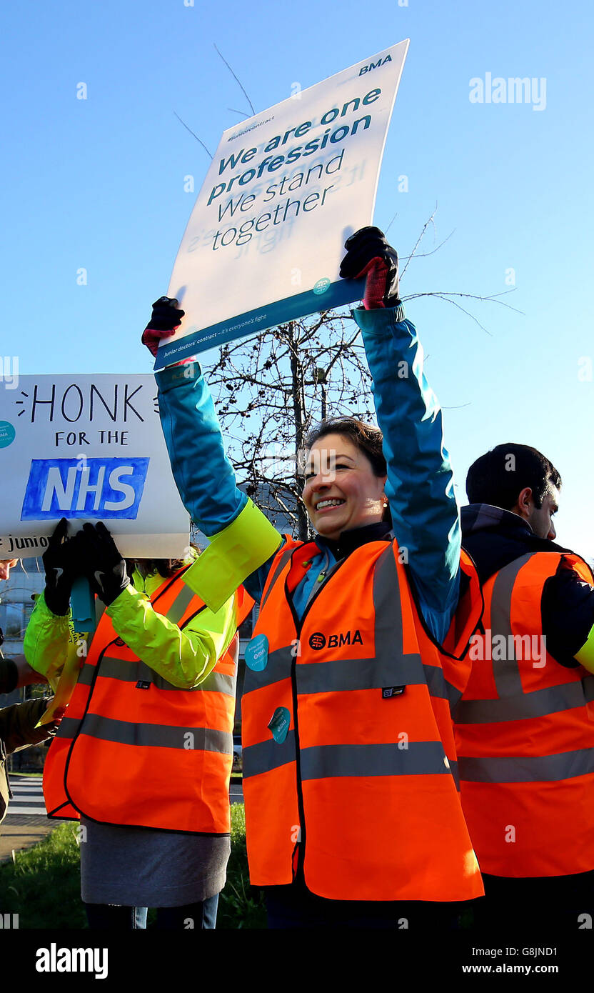 I medici giovani sulla linea del picket fuori dall'ospedale Tunbridge Wells nel Kent come i medici vanno in sciopero per 24 ore in una disputa con il governo sui nuovi contratti. Foto Stock