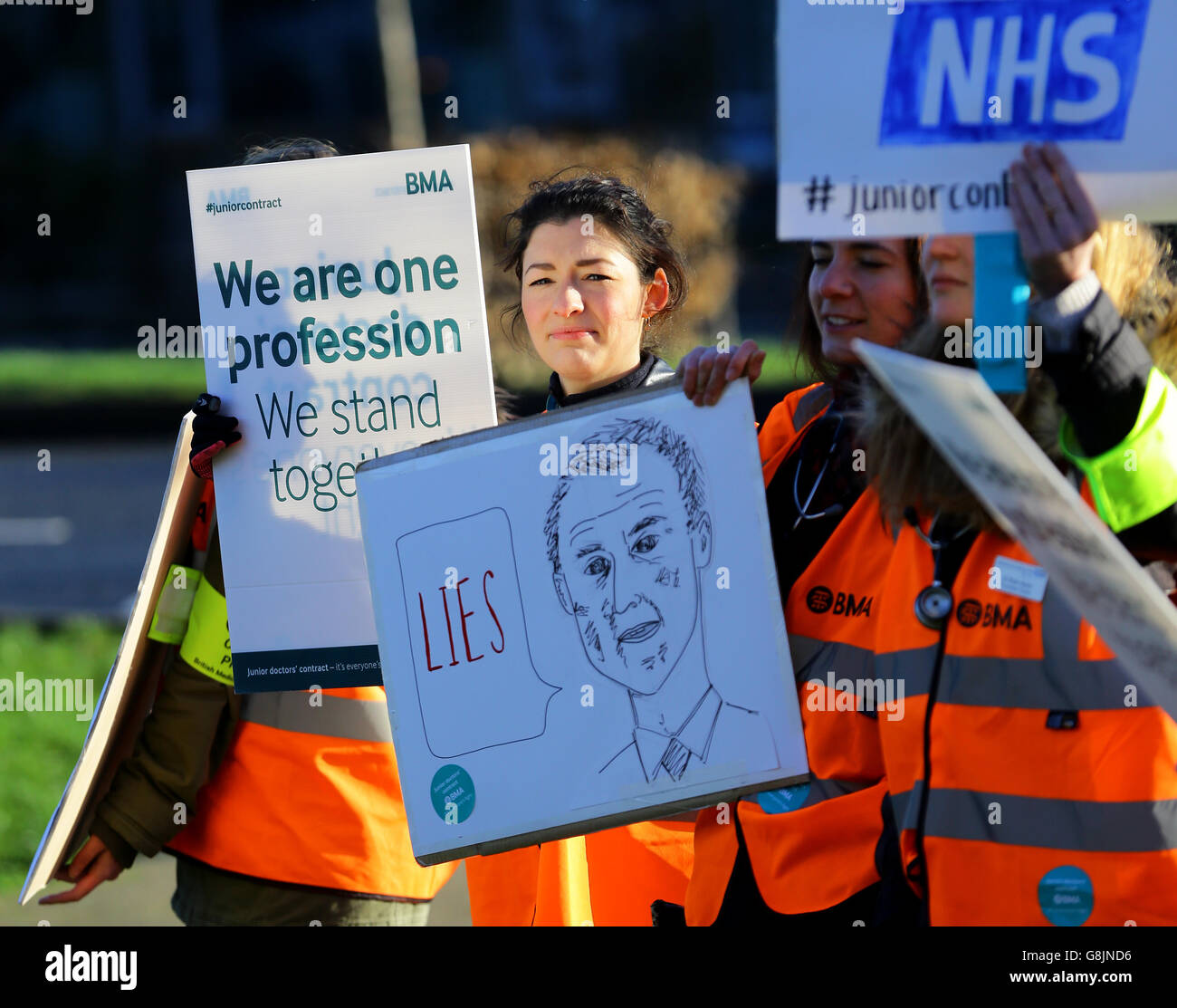 I medici giovani sulla linea del picket fuori dall'ospedale Tunbridge Wells nel Kent come i medici vanno in sciopero per 24 ore in una disputa con il governo sui nuovi contratti. Foto Stock