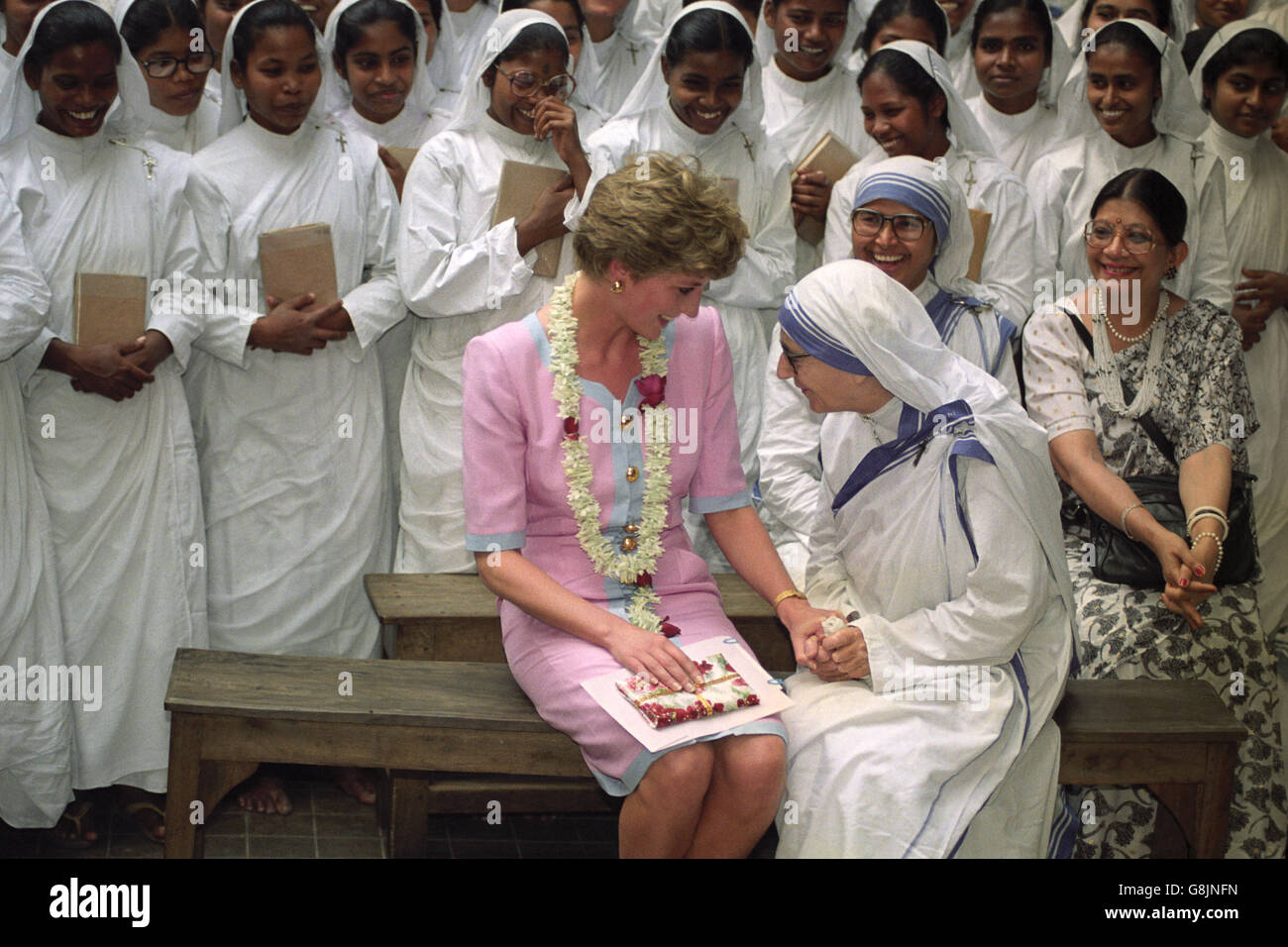 La Principessa del Galles parla con Suor Lynne Frederick durante una visita alla casa di Madre Teresa a Calcutta. Madre Teresa non era in grado di essere lì perché si trova malbene a Roma. Foto Stock