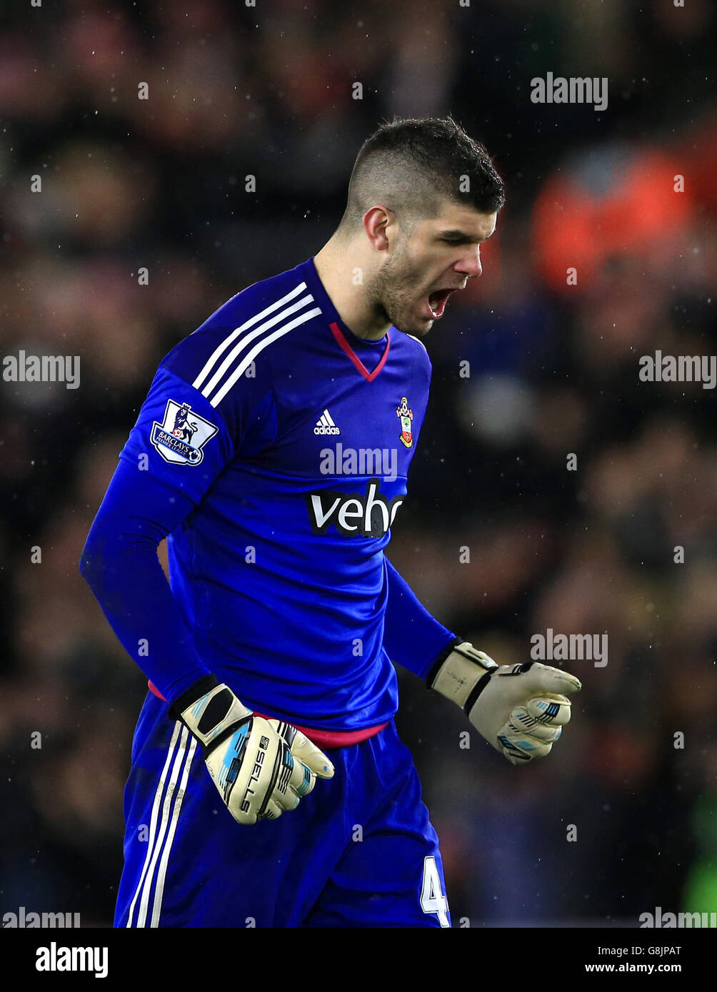 Fraser Forster, portiere di Southampton, festeggia dopo che il compagno di squadra Dusan Tadic (non raffigurato) ha ottenuto il secondo goal della partita durante la partita della Barclays Premier League a St Mary's, Southampton. PREMERE ASSOCIAZIONE foto. Data immagine: Mercoledì 13 gennaio 2016. Vedi PA SOCCER Southampton. Il credito fotografico dovrebbe essere: John Walton/PA Wire. Foto Stock