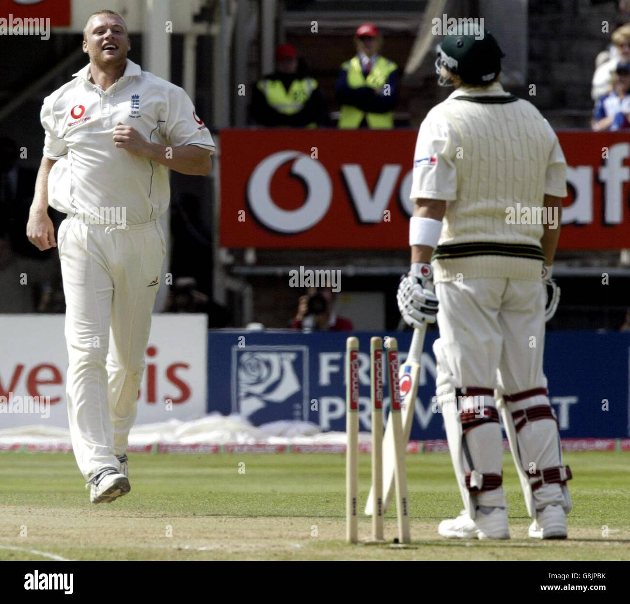 Cricket - The Ashes - Npower Second Test - Inghilterra / Australia - Edgbaston. Andrew Flintoff dell'Inghilterra celebra dopo che Shane Warne (R) dell'Australia è stato uscito colpo del wicket durante il quarto giorno. Foto Stock