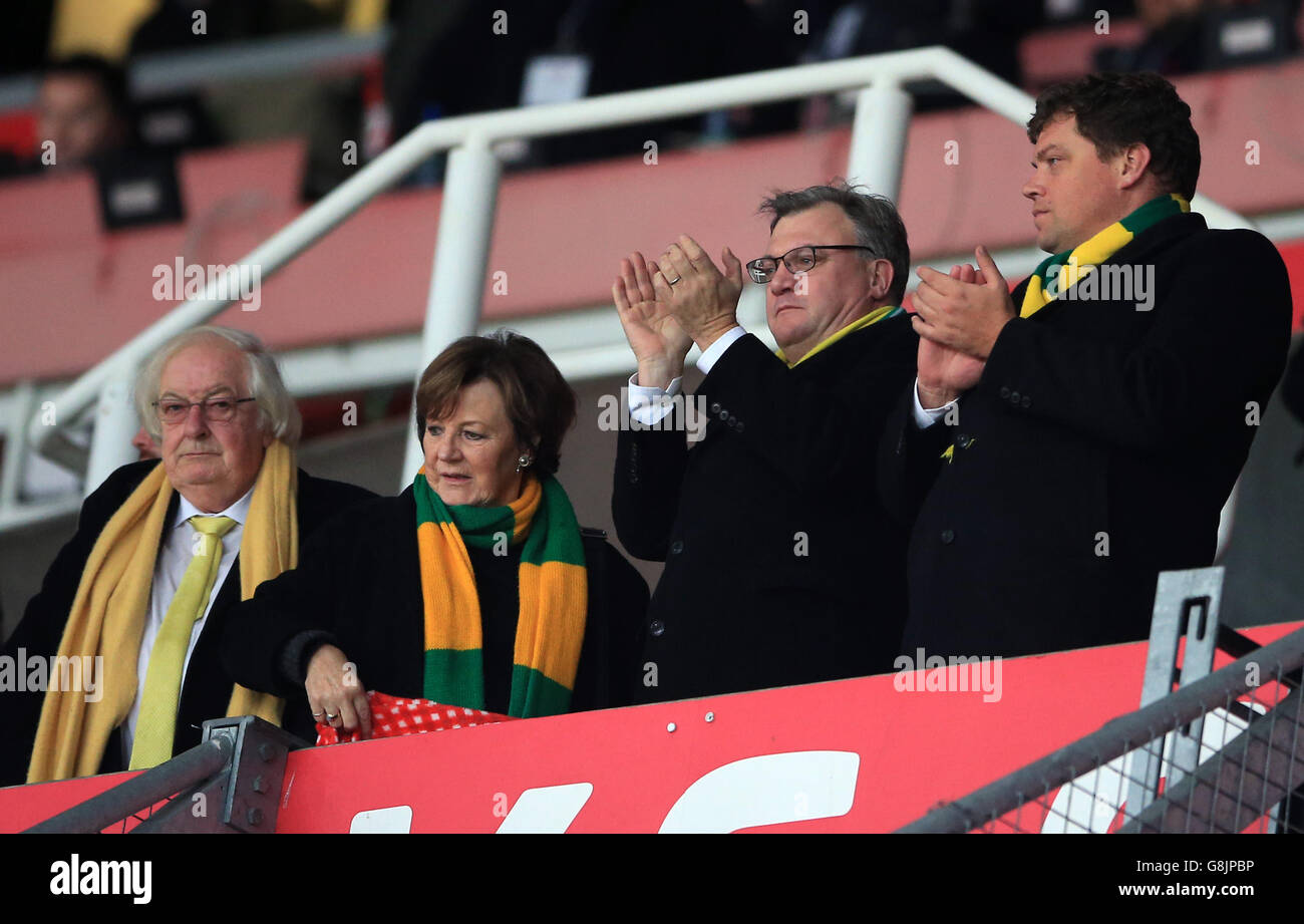 Ed Balls, presidente della città di Norwich (secondo da destra) e i direttori di Norwich City Michael Wynn Jones (a sinistra) e Delia Smith (secondo a sinistra) durante la partita della Barclays Premier League al Britannia Stadium di Stoke. Foto Stock